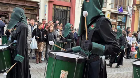 La procesión femenina deslumbra al anochecer y llena de esperanza una pasión leonesa que rebosa público en las aceras de toda la ciudad. Foto: S. García.