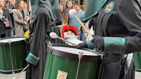 La procesión femenina deslumbra al anochecer y llena de esperanza una pasión leonesa que rebosa público en las aceras de toda la ciudad. Foto: S. García.