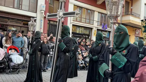 La procesión femenina deslumbra al anochecer y llena de esperanza una pasión leonesa que rebosa público en las aceras de toda la ciudad. Foto: S. García.