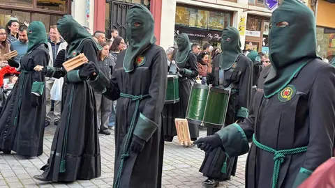 La procesión femenina deslumbra al anochecer y llena de esperanza una pasión leonesa que rebosa público en las aceras de toda la ciudad. Foto: S. García.