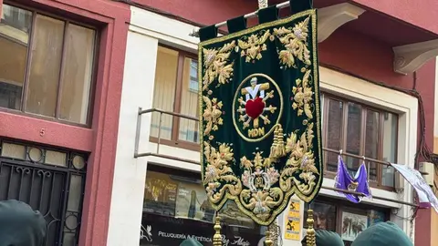 La procesión femenina deslumbra al anochecer y llena de esperanza una pasión leonesa que rebosa público en las aceras de toda la ciudad. Foto: S. García.