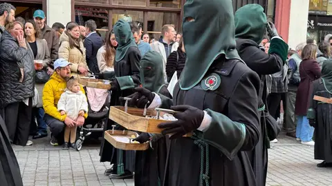 La procesión femenina deslumbra al anochecer y llena de esperanza una pasión leonesa que rebosa público en las aceras de toda la ciudad. Foto: S. García.