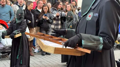 La procesión femenina deslumbra al anochecer y llena de esperanza una pasión leonesa que rebosa público en las aceras de toda la ciudad. Foto: S. García.