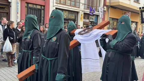 La procesión femenina deslumbra al anochecer y llena de esperanza una pasión leonesa que rebosa público en las aceras de toda la ciudad. Foto: S. García.