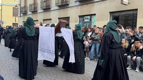 La procesión femenina deslumbra al anochecer y llena de esperanza una pasión leonesa que rebosa público en las aceras de toda la ciudad. Foto: S. García.