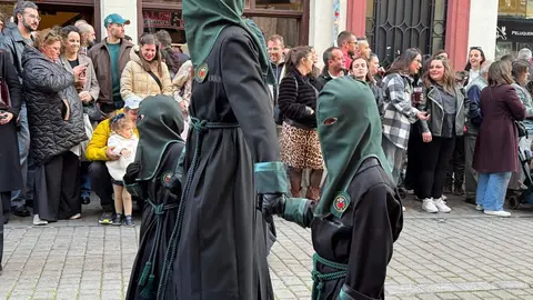 La procesión femenina deslumbra al anochecer y llena de esperanza una pasión leonesa que rebosa público en las aceras de toda la ciudad. Foto: S. García.