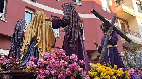 La procesión femenina deslumbra al anochecer y llena de esperanza una pasión leonesa que rebosa público en las aceras de toda la ciudad. Foto: S. García.