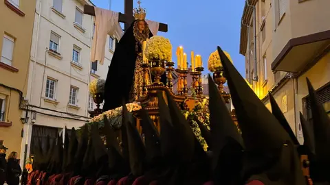 La Cofradía del Desenclavo convierte el Jueves Santo leonés en un sobrecogedor recorrido de fe, tradición y recogimiento con el Santo Cristo de las Injurias y la Virgen del Mayor Dolor en su Soledad. Foto: Silvia García.