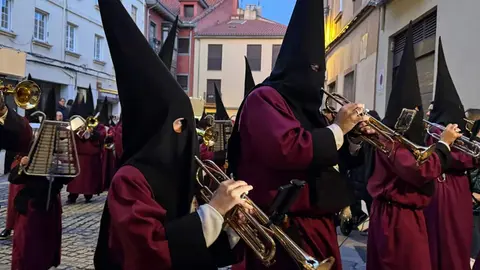 La Cofradía del Desenclavo convierte el Jueves Santo leonés en un sobrecogedor recorrido de fe, tradición y recogimiento con el Santo Cristo de las Injurias y la Virgen del Mayor Dolor en su Soledad. Foto: Silvia García.
