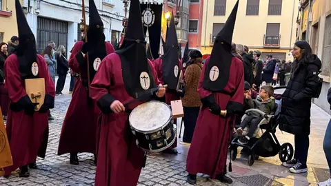 La Cofradía del Desenclavo convierte el Jueves Santo leonés en un sobrecogedor recorrido de fe, tradición y recogimiento con el Santo Cristo de las Injurias y la Virgen del Mayor Dolor en su Soledad. Foto: Silvia García.