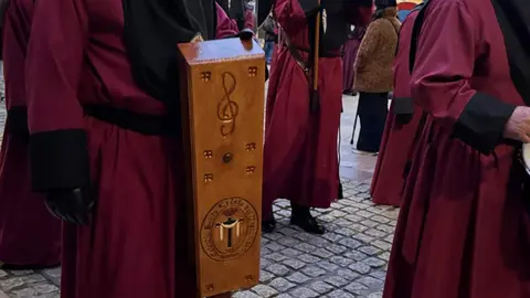 La Cofradía del Desenclavo convierte el Jueves Santo leonés en un sobrecogedor recorrido de fe, tradición y recogimiento con el Santo Cristo de las Injurias y la Virgen del Mayor Dolor en su Soledad. Foto: Silvia García.
