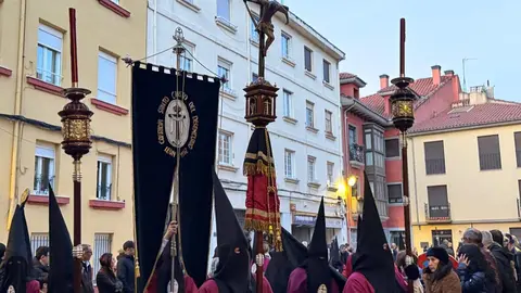 La Cofradía del Desenclavo convierte el Jueves Santo leonés en un sobrecogedor recorrido de fe, tradición y recogimiento con el Santo Cristo de las Injurias y la Virgen del Mayor Dolor en su Soledad. Foto: Silvia García.