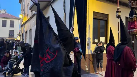 La Cofradía del Desenclavo convierte el Jueves Santo leonés en un sobrecogedor recorrido de fe, tradición y recogimiento con el Santo Cristo de las Injurias y la Virgen del Mayor Dolor en su Soledad. Foto: Silvia García.