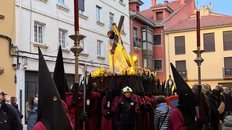 La Cofradía del Desenclavo convierte el Jueves Santo leonés en un sobrecogedor recorrido de fe, tradición y recogimiento con el Santo Cristo de las Injurias y la Virgen del Mayor Dolor en su Soledad. Foto: Silvia García.