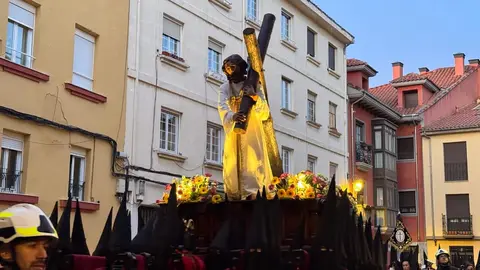 La Cofradía del Desenclavo convierte el Jueves Santo leonés en un sobrecogedor recorrido de fe, tradición y recogimiento con el Santo Cristo de las Injurias y la Virgen del Mayor Dolor en su Soledad. Foto: Silvia García.