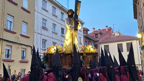 La Cofradía del Desenclavo convierte el Jueves Santo leonés en un sobrecogedor recorrido de fe, tradición y recogimiento con el Santo Cristo de las Injurias y la Virgen del Mayor Dolor en su Soledad. Foto: Silvia García.