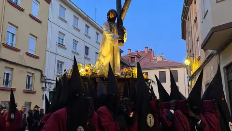 La Cofradía del Desenclavo convierte el Jueves Santo leonés en un sobrecogedor recorrido de fe, tradición y recogimiento con el Santo Cristo de las Injurias y la Virgen del Mayor Dolor en su Soledad. Foto: Silvia García.