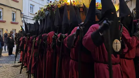La Cofradía del Desenclavo convierte el Jueves Santo leonés en un sobrecogedor recorrido de fe, tradición y recogimiento con el Santo Cristo de las Injurias y la Virgen del Mayor Dolor en su Soledad. Foto: Silvia García.