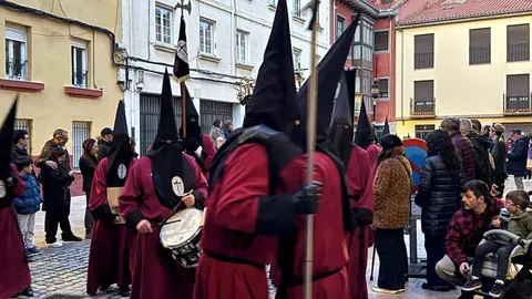 La Cofradía del Desenclavo convierte el Jueves Santo leonés en un sobrecogedor recorrido de fe, tradición y recogimiento con el Santo Cristo de las Injurias y la Virgen del Mayor Dolor en su Soledad. Foto: Silvia García.