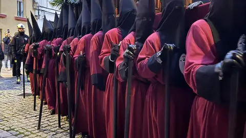 La Cofradía del Desenclavo convierte el Jueves Santo leonés en un sobrecogedor recorrido de fe, tradición y recogimiento con el Santo Cristo de las Injurias y la Virgen del Mayor Dolor en su Soledad. Foto: Silvia García.