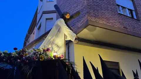La Cofradía del Desenclavo convierte el Jueves Santo leonés en un sobrecogedor recorrido de fe, tradición y recogimiento con el Santo Cristo de las Injurias y la Virgen del Mayor Dolor en su Soledad. Foto: Silvia García.