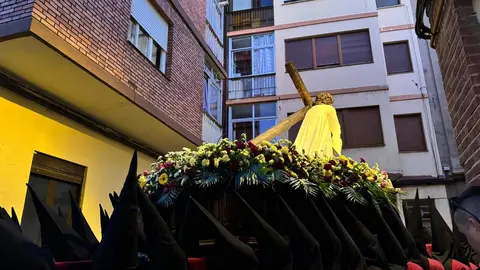 La Cofradía del Desenclavo convierte el Jueves Santo leonés en un sobrecogedor recorrido de fe, tradición y recogimiento con el Santo Cristo de las Injurias y la Virgen del Mayor Dolor en su Soledad. Foto: Silvia García.