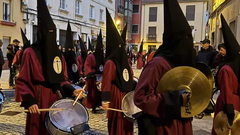 La Cofradía del Desenclavo convierte el Jueves Santo leonés en un sobrecogedor recorrido de fe, tradición y recogimiento con el Santo Cristo de las Injurias y la Virgen del Mayor Dolor en su Soledad. Foto: Silvia García.