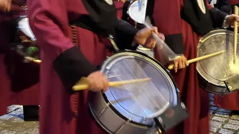 La Cofradía del Desenclavo convierte el Jueves Santo leonés en un sobrecogedor recorrido de fe, tradición y recogimiento con el Santo Cristo de las Injurias y la Virgen del Mayor Dolor en su Soledad. Foto: Silvia García.