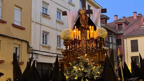 La Cofradía del Desenclavo convierte el Jueves Santo leonés en un sobrecogedor recorrido de fe, tradición y recogimiento con el Santo Cristo de las Injurias y la Virgen del Mayor Dolor en su Soledad. Foto: Silvia García.