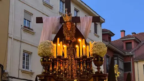 La Cofradía del Desenclavo convierte el Jueves Santo leonés en un sobrecogedor recorrido de fe, tradición y recogimiento con el Santo Cristo de las Injurias y la Virgen del Mayor Dolor en su Soledad. Foto: Silvia García.