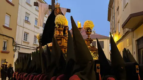 La Cofradía del Desenclavo convierte el Jueves Santo leonés en un sobrecogedor recorrido de fe, tradición y recogimiento con el Santo Cristo de las Injurias y la Virgen del Mayor Dolor en su Soledad. Foto: Silvia García.