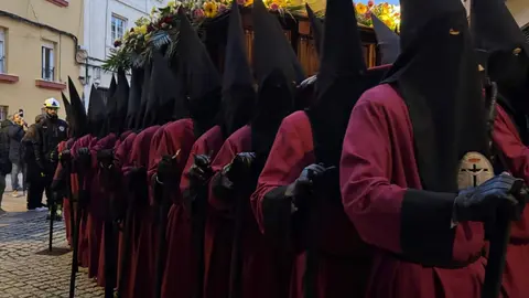 La Cofradía del Desenclavo convierte el Jueves Santo leonés en un sobrecogedor recorrido de fe, tradición y recogimiento con el Santo Cristo de las Injurias y la Virgen del Mayor Dolor en su Soledad. Foto: Silvia García.