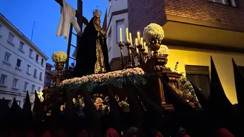 La Cofradía del Desenclavo convierte el Jueves Santo leonés en un sobrecogedor recorrido de fe, tradición y recogimiento con el Santo Cristo de las Injurias y la Virgen del Mayor Dolor en su Soledad. Foto: Silvia García.