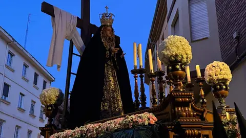 La Cofradía del Desenclavo convierte el Jueves Santo leonés en un sobrecogedor recorrido de fe, tradición y recogimiento con el Santo Cristo de las Injurias y la Virgen del Mayor Dolor en su Soledad. Foto: Silvia García.