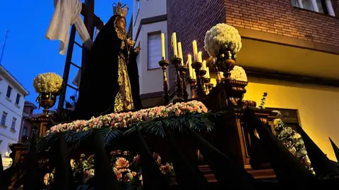 La Cofradía del Desenclavo convierte el Jueves Santo leonés en un sobrecogedor recorrido de fe, tradición y recogimiento con el Santo Cristo de las Injurias y la Virgen del Mayor Dolor en su Soledad. Foto: Silvia García.