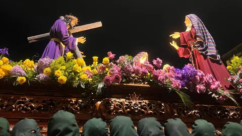 La procesión femenina deslumbra al anochecer y llena de esperanza una pasión leonesa que rebosa público en las aceras de toda la ciudad. Foto: Laliena.