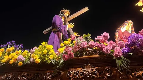 La procesión femenina deslumbra al anochecer y llena de esperanza una pasión leonesa que rebosa público en las aceras de toda la ciudad. Foto: Laliena.