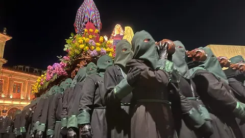 La procesión femenina deslumbra al anochecer y llena de esperanza una pasión leonesa que rebosa público en las aceras de toda la ciudad. Foto: Laliena.