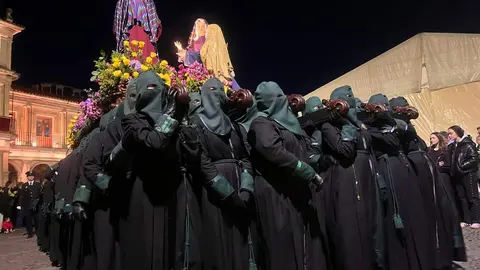 La procesión femenina deslumbra al anochecer y llena de esperanza una pasión leonesa que rebosa público en las aceras de toda la ciudad. Foto: Laliena.