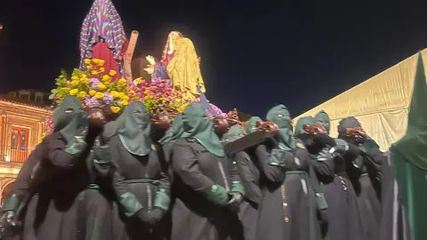 La procesión femenina deslumbra al anochecer y llena de esperanza una pasión leonesa que rebosa público en las aceras de toda la ciudad. Foto: Laliena.