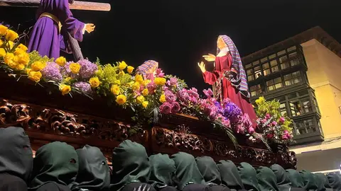 La procesión femenina deslumbra al anochecer y llena de esperanza una pasión leonesa que rebosa público en las aceras de toda la ciudad. Foto: Laliena.