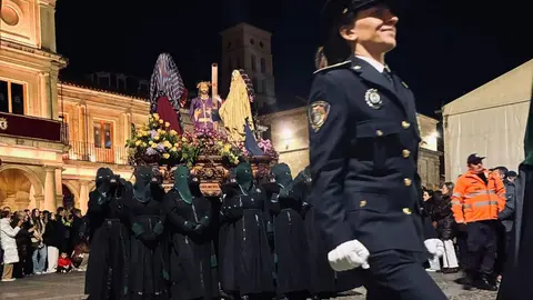 La procesión femenina deslumbra al anochecer y llena de esperanza una pasión leonesa que rebosa público en las aceras de toda la ciudad. Foto: Cristina Barrenechea.