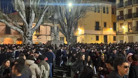 La tradicional quedada en el casco histórico de León vuelve a reunir a miles de asistentes, mientras se refuerza un amplio dispositivo de seguridad para la noche más multitudinaria de León