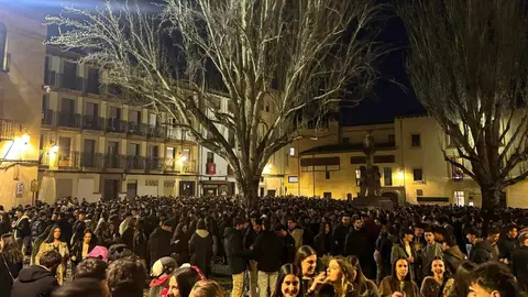 La tradicional quedada en el casco histórico de León vuelve a reunir a miles de asistentes, mientras se refuerza un amplio dispositivo de seguridad para la noche más multitudinaria de León