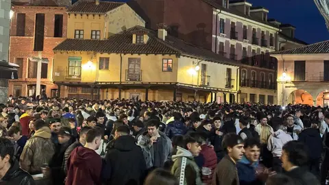 La tradicional quedada en el casco histórico de León vuelve a reunir a miles de asistentes, mientras se refuerza un amplio dispositivo de seguridad para la noche más multitudinaria de León