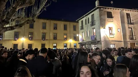 La tradicional quedada en el casco histórico de León vuelve a reunir a miles de asistentes, mientras se refuerza un amplio dispositivo de seguridad para la noche más multitudinaria de León