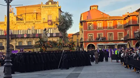 El Encuentro vuelve a latir en León con emoción y fervor popular. La Plaza Mayor se llena en una mañana radiante donde tradición, música y devoción se funden en uno de los momentos más intensos de la Semana Santa leonesa. Fotos: Carlos Calvo
