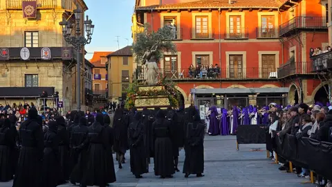 El Encuentro vuelve a latir en León con emoción y fervor popular. La Plaza Mayor se llena en una mañana radiante donde tradición, música y devoción se funden en uno de los momentos más intensos de la Semana Santa leonesa. Fotos: Carlos Calvo