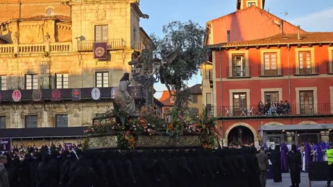 El Encuentro vuelve a latir en León con emoción y fervor popular. La Plaza Mayor se llena en una mañana radiante donde tradición, música y devoción se funden en uno de los momentos más intensos de la Semana Santa leonesa. Fotos: Carlos Calvo