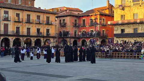 El Encuentro vuelve a latir en León con emoción y fervor popular. La Plaza Mayor se llena en una mañana radiante donde tradición, música y devoción se funden en uno de los momentos más intensos de la Semana Santa leonesa. Fotos: Carlos Calvo